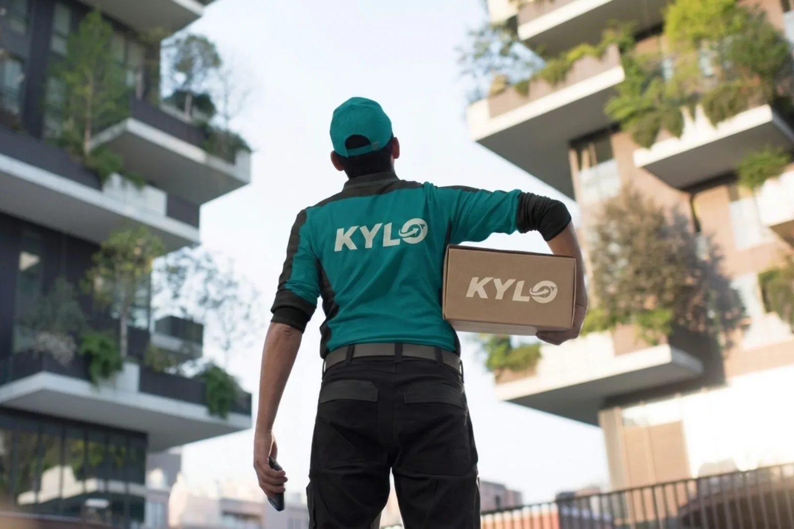 Kylo courier delivering a branded package door-to-door